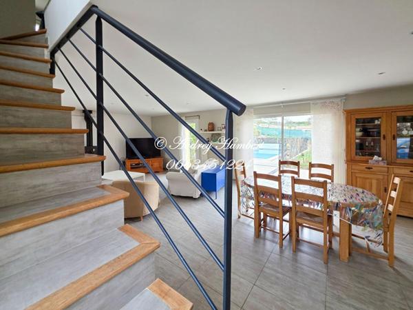 PIERREVERT, superbe VILLA T6,  récente et confortable de 147 m²  sur 1000 m² de jardin arborés avec piscine