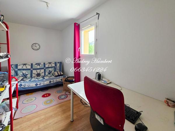 PIERREVERT, superbe VILLA T6,  récente et confortable de 147 m²  sur 1000 m² de jardin arborés avec piscine