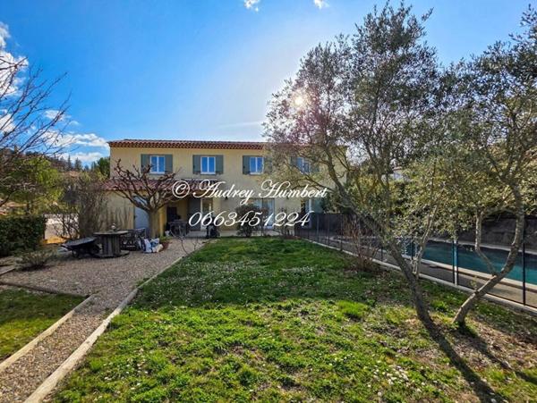 PIERREVERT, superbe VILLA T6,  récente et confortable de 147 m²  sur 1000 m² de jardin arborés avec piscine