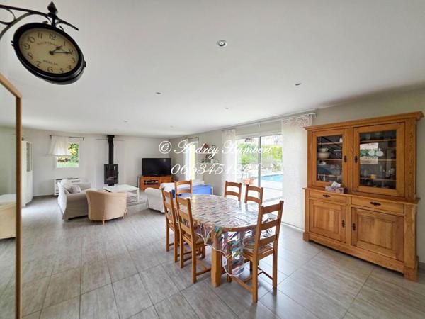 PIERREVERT, superbe VILLA T6,  récente et confortable de 147 m²  sur 1000 m² de jardin arborés avec piscine