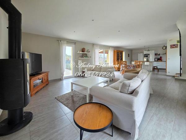 PIERREVERT, superbe VILLA T6,  récente et confortable de 147 m²  sur 1000 m² de jardin arborés avec piscine