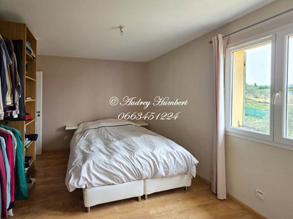 PIERREVERT, superbe VILLA T6,  récente et confortable de 147 m²  sur 1000 m² de jardin arborés avec piscine