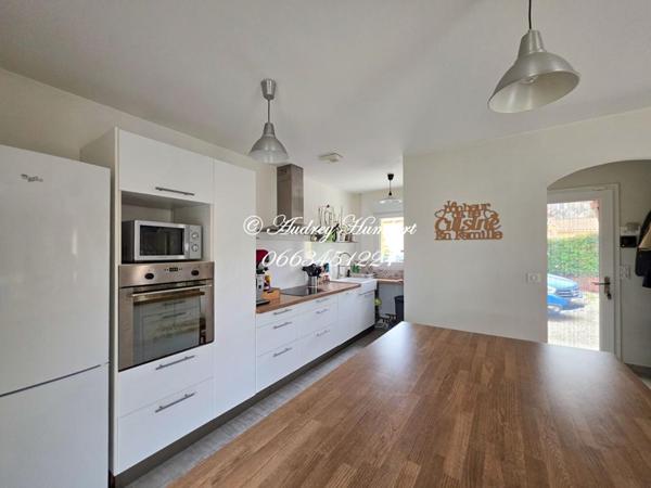 PIERREVERT, superbe VILLA T6,  récente et confortable de 147 m²  sur 1000 m² de jardin arborés avec piscine