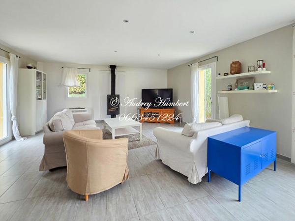 PIERREVERT, superbe VILLA T6,  récente et confortable de 147 m²  sur 1000 m² de jardin arborés avec piscine