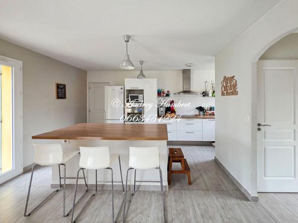 PIERREVERT, superbe VILLA T6,  récente et confortable de 147 m²  sur 1000 m² de jardin arborés avec piscine