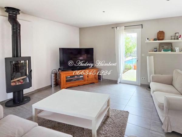 PIERREVERT, superbe VILLA T6,  récente et confortable de 147 m²  sur 1000 m² de jardin arborés avec piscine