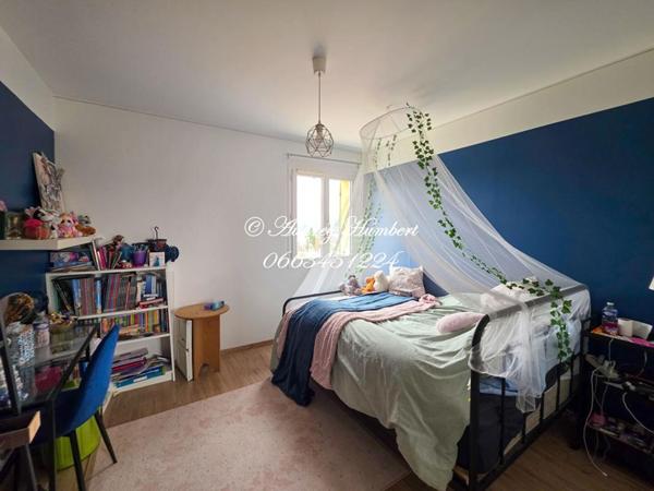 PIERREVERT, superbe VILLA T6,  récente et confortable de 147 m²  sur 1000 m² de jardin arborés avec piscine