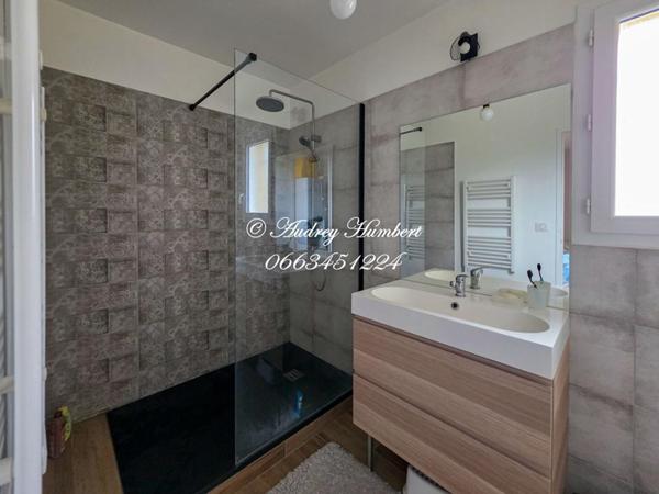 PIERREVERT, superbe VILLA T6,  récente et confortable de 147 m²  sur 1000 m² de jardin arborés avec piscine