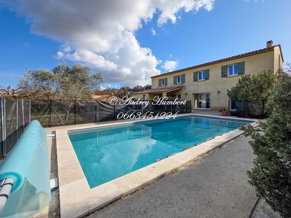 PIERREVERT, superbe VILLA T6,  récente et confortable de 147 m²  sur 1000 m² de jardin arborés avec piscine