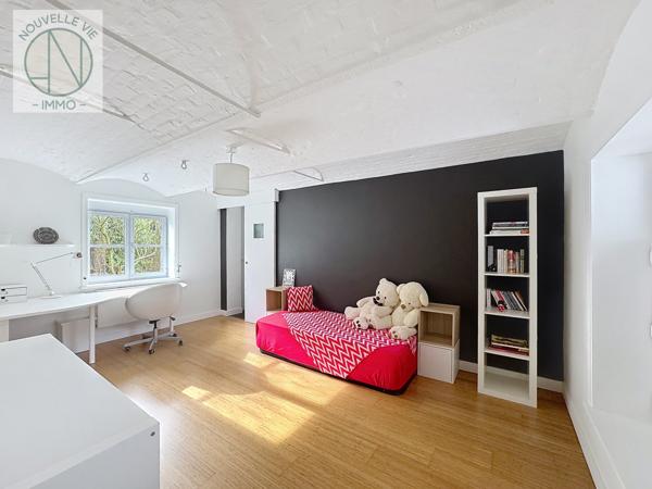 Maison
                                                                                                                                                                                                                                                                                                                        7 pièce(s)                                                                                                                                                                                                          5 chambre(s)                                                                                                                                                                                                          325  m²