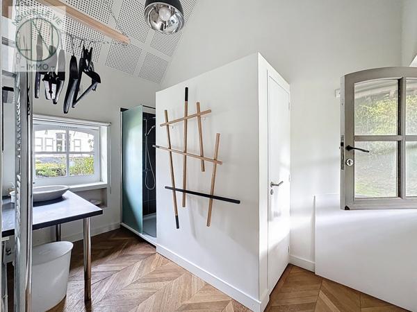 Maison
                                                                                                                                                                                                                                                                                                                        7 pièce(s)                                                                                                                                                                                                          5 chambre(s)                                                                                                                                                                                                          325  m²