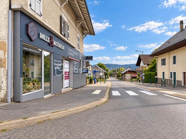 Nouvelle EXCLUSIVITÉ de votre conseiller immobilier local BSK IMMOBILIER !!!

À vendre à Saint-Félix, directement situé sur la très fréquentée Route d'Aix-les-Bains (RD1201).
Découvrez ce local commercial de 77 m² bénéficiant d'un emplacement particulièrement visible et d'un important flux de véhicules quotidien.

Anciennement exploité en showroom par un cuisiniste / aménageur d’intérieur, le local est en très bon état général et peut accueillir rapidement une nouvelle activité.

Il se compose actuellement d'un hall d'accueil, d'un bel espace showroom, avec la possibilité d'individualiser facilement deux grands bureaux, ainsi que d'un espace sanitaire et d'une chaufferie.

À l'arrière, un balcon permet d'accéder directement aux 2 emplacements de stationnement privatifs ainsi qu'à une cave en sous-sol, offrant un espace de stockage complémentaire appréciable.

Le local dispose de menuiseries PVC double vitrage et d'un chauffage par radiateurs alimentés par une chaudière individuelle au gaz de ville.

Son principal atout : une visibilité remarquable sur l'un des axes majeurs reliant Annecy à Aix-les-Bains, avec un trafic routier de l'ordre de 9 000 à 11 000 véhicules par jour selon les points de comptage officiels du secteur.

Une configuration particulièrement adaptée à une activité de showroom, commerce, profession libérale, bureaux, agence, cabinet ou activité de services.

Local libre de toute occupation.

A votre disposition afin d’échanger sur ce bien et d’organiser une visite.
