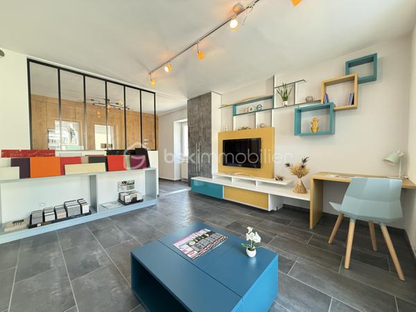 Nouvelle EXCLUSIVITÉ de votre conseiller immobilier local BSK IMMOBILIER !!!

À vendre à Saint-Félix, directement situé sur la très fréquentée Route d'Aix-les-Bains (RD1201).
Découvrez ce local commercial de 77 m² bénéficiant d'un emplacement particulièrement visible et d'un important flux de véhicules quotidien.

Anciennement exploité en showroom par un cuisiniste / aménageur d’intérieur, le local est en très bon état général et peut accueillir rapidement une nouvelle activité.

Il se compose actuellement d'un hall d'accueil, d'un bel espace showroom, avec la possibilité d'individualiser facilement deux grands bureaux, ainsi que d'un espace sanitaire et d'une chaufferie.

À l'arrière, un balcon permet d'accéder directement aux 2 emplacements de stationnement privatifs ainsi qu'à une cave en sous-sol, offrant un espace de stockage complémentaire appréciable.

Le local dispose de menuiseries PVC double vitrage et d'un chauffage par radiateurs alimentés par une chaudière individuelle au gaz de ville.

Son principal atout : une visibilité remarquable sur l'un des axes majeurs reliant Annecy à Aix-les-Bains, avec un trafic routier de l'ordre de 9 000 à 11 000 véhicules par jour selon les points de comptage officiels du secteur.

Une configuration particulièrement adaptée à une activité de showroom, commerce, profession libérale, bureaux, agence, cabinet ou activité de services.

Local libre de toute occupation.

A votre disposition afin d’échanger sur ce bien et d’organiser une visite.