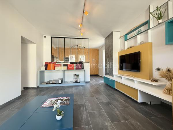 Nouvelle EXCLUSIVITÉ de votre conseiller immobilier local BSK IMMOBILIER !!!

À vendre à Saint-Félix, directement situé sur la très fréquentée Route d'Aix-les-Bains (RD1201).
Découvrez ce local commercial de 77 m² bénéficiant d'un emplacement particulièrement visible et d'un important flux de véhicules quotidien.

Anciennement exploité en showroom par un cuisiniste / aménageur d’intérieur, le local est en très bon état général et peut accueillir rapidement une nouvelle activité.

Il se compose actuellement d'un hall d'accueil, d'un bel espace showroom, avec la possibilité d'individualiser facilement deux grands bureaux, ainsi que d'un espace sanitaire et d'une chaufferie.

À l'arrière, un balcon permet d'accéder directement aux 2 emplacements de stationnement privatifs ainsi qu'à une cave en sous-sol, offrant un espace de stockage complémentaire appréciable.

Le local dispose de menuiseries PVC double vitrage et d'un chauffage par radiateurs alimentés par une chaudière individuelle au gaz de ville.

Son principal atout : une visibilité remarquable sur l'un des axes majeurs reliant Annecy à Aix-les-Bains, avec un trafic routier de l'ordre de 9 000 à 11 000 véhicules par jour selon les points de comptage officiels du secteur.

Une configuration particulièrement adaptée à une activité de showroom, commerce, profession libérale, bureaux, agence, cabinet ou activité de services.

Local libre de toute occupation.

A votre disposition afin d’échanger sur ce bien et d’organiser une visite.