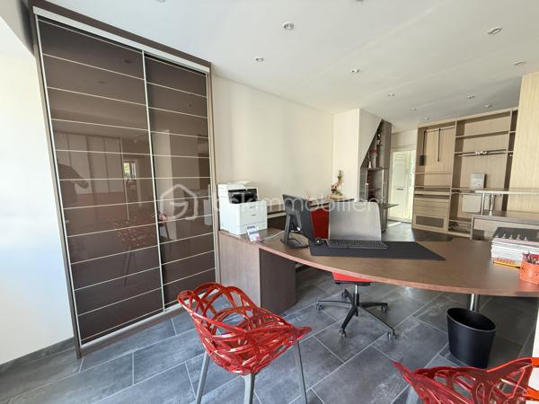 Nouvelle EXCLUSIVITÉ de votre conseiller immobilier local BSK IMMOBILIER !!!

À vendre à Saint-Félix, directement situé sur la très fréquentée Route d'Aix-les-Bains (RD1201).
Découvrez ce local commercial de 77 m² bénéficiant d'un emplacement particulièrement visible et d'un important flux de véhicules quotidien.

Anciennement exploité en showroom par un cuisiniste / aménageur d’intérieur, le local est en très bon état général et peut accueillir rapidement une nouvelle activité.

Il se compose actuellement d'un hall d'accueil, d'un bel espace showroom, avec la possibilité d'individualiser facilement deux grands bureaux, ainsi que d'un espace sanitaire et d'une chaufferie.

À l'arrière, un balcon permet d'accéder directement aux 2 emplacements de stationnement privatifs ainsi qu'à une cave en sous-sol, offrant un espace de stockage complémentaire appréciable.

Le local dispose de menuiseries PVC double vitrage et d'un chauffage par radiateurs alimentés par une chaudière individuelle au gaz de ville.

Son principal atout : une visibilité remarquable sur l'un des axes majeurs reliant Annecy à Aix-les-Bains, avec un trafic routier de l'ordre de 9 000 à 11 000 véhicules par jour selon les points de comptage officiels du secteur.

Une configuration particulièrement adaptée à une activité de showroom, commerce, profession libérale, bureaux, agence, cabinet ou activité de services.

Local libre de toute occupation.

A votre disposition afin d’échanger sur ce bien et d’organiser une visite.