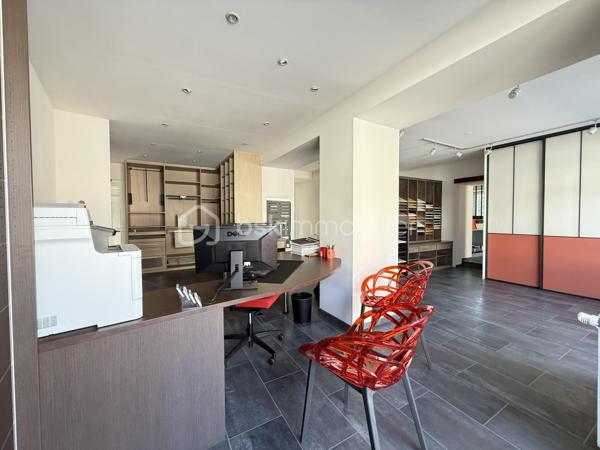 Nouvelle EXCLUSIVITÉ de votre conseiller immobilier local BSK IMMOBILIER !!!

À vendre à Saint-Félix, directement situé sur la très fréquentée Route d'Aix-les-Bains (RD1201).
Découvrez ce local commercial de 77 m² bénéficiant d'un emplacement particulièrement visible et d'un important flux de véhicules quotidien.

Anciennement exploité en showroom par un cuisiniste / aménageur d’intérieur, le local est en très bon état général et peut accueillir rapidement une nouvelle activité.

Il se compose actuellement d'un hall d'accueil, d'un bel espace showroom, avec la possibilité d'individualiser facilement deux grands bureaux, ainsi que d'un espace sanitaire et d'une chaufferie.

À l'arrière, un balcon permet d'accéder directement aux 2 emplacements de stationnement privatifs ainsi qu'à une cave en sous-sol, offrant un espace de stockage complémentaire appréciable.

Le local dispose de menuiseries PVC double vitrage et d'un chauffage par radiateurs alimentés par une chaudière individuelle au gaz de ville.

Son principal atout : une visibilité remarquable sur l'un des axes majeurs reliant Annecy à Aix-les-Bains, avec un trafic routier de l'ordre de 9 000 à 11 000 véhicules par jour selon les points de comptage officiels du secteur.

Une configuration particulièrement adaptée à une activité de showroom, commerce, profession libérale, bureaux, agence, cabinet ou activité de services.

Local libre de toute occupation.

A votre disposition afin d’échanger sur ce bien et d’organiser une visite.
