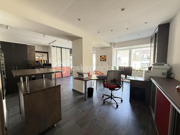 Nouvelle EXCLUSIVITÉ de votre conseiller immobilier local BSK IMMOBILIER !!!

À vendre à Saint-Félix, directement situé sur la très fréquentée Route d'Aix-les-Bains (RD1201).
Découvrez ce local commercial de 77 m² bénéficiant d'un emplacement particulièrement visible et d'un important flux de véhicules quotidien.

Anciennement exploité en showroom par un cuisiniste / aménageur d’intérieur, le local est en très bon état général et peut accueillir rapidement une nouvelle activité.

Il se compose actuellement d'un hall d'accueil, d'un bel espace showroom, avec la possibilité d'individualiser facilement deux grands bureaux, ainsi que d'un espace sanitaire et d'une chaufferie.

À l'arrière, un balcon permet d'accéder directement aux 2 emplacements de stationnement privatifs ainsi qu'à une cave en sous-sol, offrant un espace de stockage complémentaire appréciable.

Le local dispose de menuiseries PVC double vitrage et d'un chauffage par radiateurs alimentés par une chaudière individuelle au gaz de ville.

Son principal atout : une visibilité remarquable sur l'un des axes majeurs reliant Annecy à Aix-les-Bains, avec un trafic routier de l'ordre de 9 000 à 11 000 véhicules par jour selon les points de comptage officiels du secteur.

Une configuration particulièrement adaptée à une activité de showroom, commerce, profession libérale, bureaux, agence, cabinet ou activité de services.

Local libre de toute occupation.

A votre disposition afin d’échanger sur ce bien et d’organiser une visite.