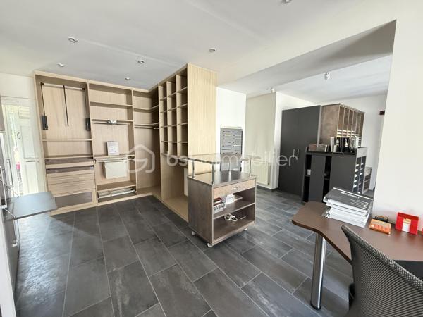 Nouvelle EXCLUSIVITÉ de votre conseiller immobilier local BSK IMMOBILIER !!!

À vendre à Saint-Félix, directement situé sur la très fréquentée Route d'Aix-les-Bains (RD1201).
Découvrez ce local commercial de 77 m² bénéficiant d'un emplacement particulièrement visible et d'un important flux de véhicules quotidien.

Anciennement exploité en showroom par un cuisiniste / aménageur d’intérieur, le local est en très bon état général et peut accueillir rapidement une nouvelle activité.

Il se compose actuellement d'un hall d'accueil, d'un bel espace showroom, avec la possibilité d'individualiser facilement deux grands bureaux, ainsi que d'un espace sanitaire et d'une chaufferie.

À l'arrière, un balcon permet d'accéder directement aux 2 emplacements de stationnement privatifs ainsi qu'à une cave en sous-sol, offrant un espace de stockage complémentaire appréciable.

Le local dispose de menuiseries PVC double vitrage et d'un chauffage par radiateurs alimentés par une chaudière individuelle au gaz de ville.

Son principal atout : une visibilité remarquable sur l'un des axes majeurs reliant Annecy à Aix-les-Bains, avec un trafic routier de l'ordre de 9 000 à 11 000 véhicules par jour selon les points de comptage officiels du secteur.

Une configuration particulièrement adaptée à une activité de showroom, commerce, profession libérale, bureaux, agence, cabinet ou activité de services.

Local libre de toute occupation.

A votre disposition afin d’échanger sur ce bien et d’organiser une visite.