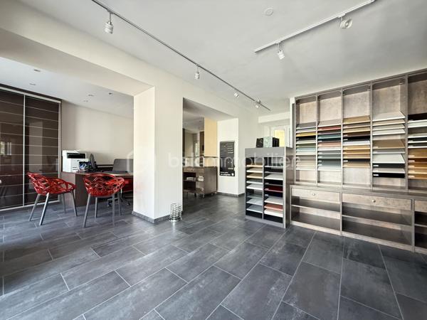 Nouvelle EXCLUSIVITÉ de votre conseiller immobilier local BSK IMMOBILIER !!!

À vendre à Saint-Félix, directement situé sur la très fréquentée Route d'Aix-les-Bains (RD1201).
Découvrez ce local commercial de 77 m² bénéficiant d'un emplacement particulièrement visible et d'un important flux de véhicules quotidien.

Anciennement exploité en showroom par un cuisiniste / aménageur d’intérieur, le local est en très bon état général et peut accueillir rapidement une nouvelle activité.

Il se compose actuellement d'un hall d'accueil, d'un bel espace showroom, avec la possibilité d'individualiser facilement deux grands bureaux, ainsi que d'un espace sanitaire et d'une chaufferie.

À l'arrière, un balcon permet d'accéder directement aux 2 emplacements de stationnement privatifs ainsi qu'à une cave en sous-sol, offrant un espace de stockage complémentaire appréciable.

Le local dispose de menuiseries PVC double vitrage et d'un chauffage par radiateurs alimentés par une chaudière individuelle au gaz de ville.

Son principal atout : une visibilité remarquable sur l'un des axes majeurs reliant Annecy à Aix-les-Bains, avec un trafic routier de l'ordre de 9 000 à 11 000 véhicules par jour selon les points de comptage officiels du secteur.

Une configuration particulièrement adaptée à une activité de showroom, commerce, profession libérale, bureaux, agence, cabinet ou activité de services.

Local libre de toute occupation.

A votre disposition afin d’échanger sur ce bien et d’organiser une visite.