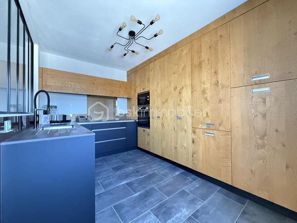 Nouvelle EXCLUSIVITÉ de votre conseiller immobilier local BSK IMMOBILIER !!!

À vendre à Saint-Félix, directement situé sur la très fréquentée Route d'Aix-les-Bains (RD1201).
Découvrez ce local commercial de 77 m² bénéficiant d'un emplacement particulièrement visible et d'un important flux de véhicules quotidien.

Anciennement exploité en showroom par un cuisiniste / aménageur d’intérieur, le local est en très bon état général et peut accueillir rapidement une nouvelle activité.

Il se compose actuellement d'un hall d'accueil, d'un bel espace showroom, avec la possibilité d'individualiser facilement deux grands bureaux, ainsi que d'un espace sanitaire et d'une chaufferie.

À l'arrière, un balcon permet d'accéder directement aux 2 emplacements de stationnement privatifs ainsi qu'à une cave en sous-sol, offrant un espace de stockage complémentaire appréciable.

Le local dispose de menuiseries PVC double vitrage et d'un chauffage par radiateurs alimentés par une chaudière individuelle au gaz de ville.

Son principal atout : une visibilité remarquable sur l'un des axes majeurs reliant Annecy à Aix-les-Bains, avec un trafic routier de l'ordre de 9 000 à 11 000 véhicules par jour selon les points de comptage officiels du secteur.

Une configuration particulièrement adaptée à une activité de showroom, commerce, profession libérale, bureaux, agence, cabinet ou activité de services.

Local libre de toute occupation.

A votre disposition afin d’échanger sur ce bien et d’organiser une visite.