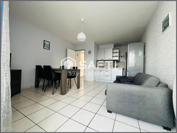Appartement vendu meublé et équipé.