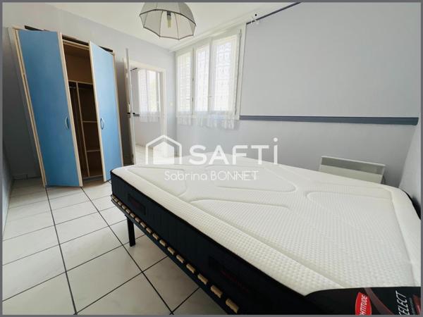 Appartement vendu meublé et équipé.