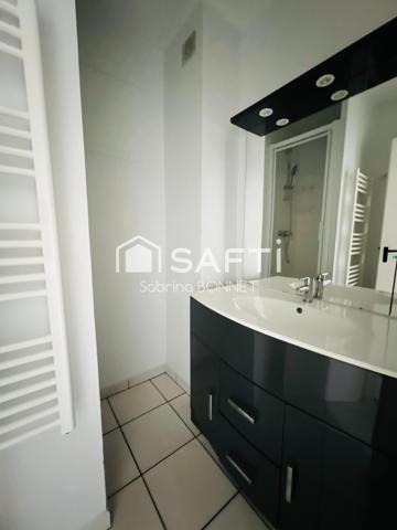 Appartement vendu meublé et équipé.
