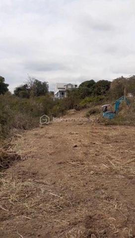 Terrain de 2 700 m²