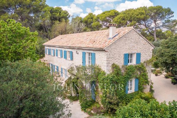 Mas en pierre du XIXᵉ siècle rénové avec dépendances – Ventabren, proche Aix-en-Provence