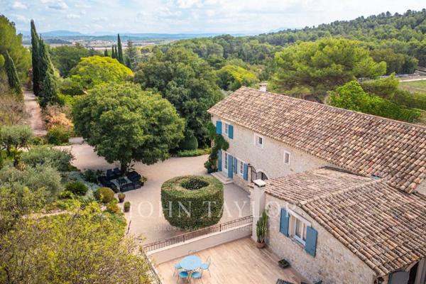 Mas en pierre du XIXᵉ siècle rénové avec dépendances – Ventabren, proche Aix-en-Provence