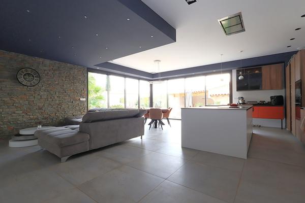 Maison contemporaine à Aubais avec piscine et studio indépendant