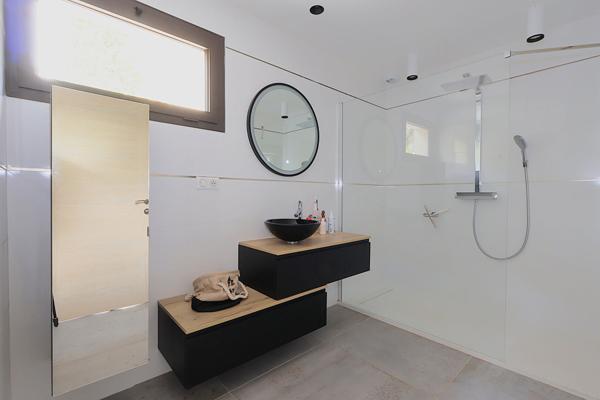 Maison contemporaine à Aubais avec piscine et studio indépendant