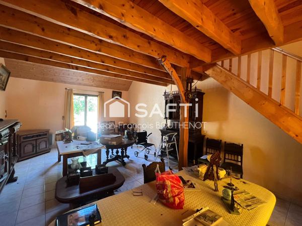 Maison de plain-pied avec dépendances, étang, potager et terrain arboré de 5317 m²