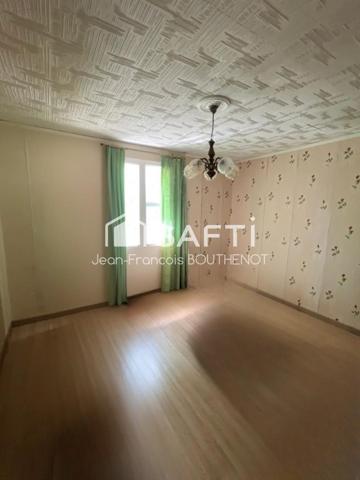 Maison de plain-pied avec dépendances, étang, potager et terrain arboré de 5317 m²