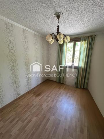 Maison de plain-pied avec dépendances, étang, potager et terrain arboré de 5317 m²