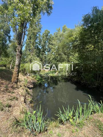 Maison de plain-pied avec dépendances, étang, potager et terrain arboré de 5317 m²