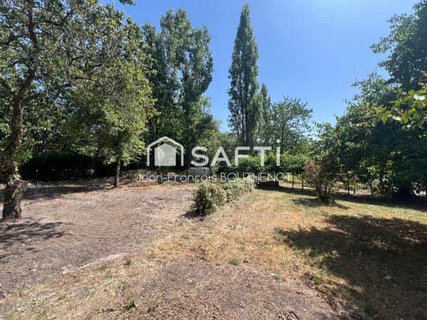 Maison de plain-pied avec dépendances, étang, potager et terrain arboré de 5317 m²