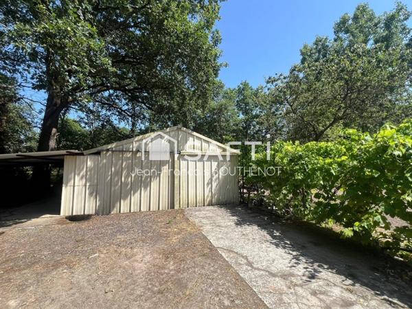 Maison de plain-pied avec dépendances, étang, potager et terrain arboré de 5317 m²