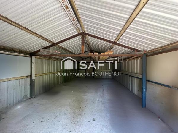 Maison de plain-pied avec dépendances, étang, potager et terrain arboré de 5317 m²