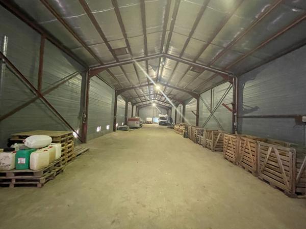 Entre LIMOUX et Carcassonne HANGAR Viticole sur son terrain