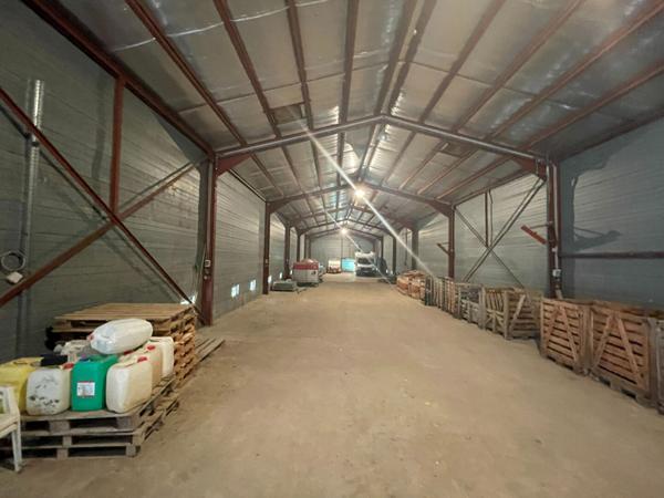 Entre LIMOUX et Carcassonne HANGAR Viticole sur son terrain