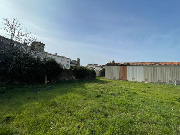 Entre LIMOUX et Carcassonne HANGAR Viticole sur son terrain