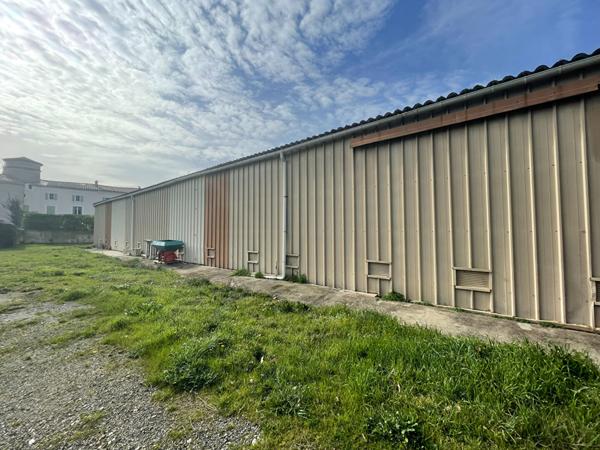 Entre LIMOUX et Carcassonne HANGAR Viticole sur son terrain