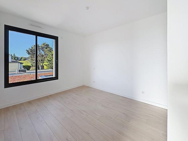 Maison contemporaine neuve à vendre à Juigné sur Loire - 4 chambres dont vie de plain-pied avec jardin et vue sur la campagne
