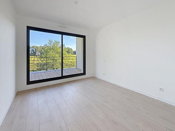 Maison contemporaine neuve à vendre à Juigné sur Loire - 4 chambres dont vie de plain-pied avec jardin et vue sur la campagne