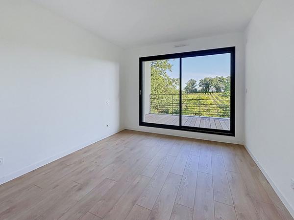 Maison contemporaine neuve à vendre à Juigné sur Loire - 4 chambres dont vie de plain-pied avec jardin et vue sur la campagne