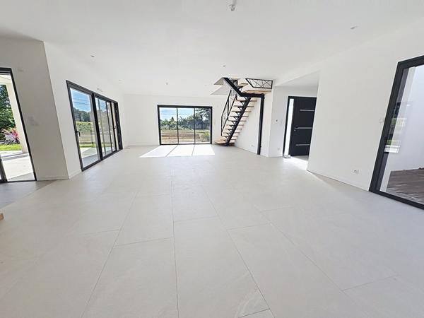 Maison contemporaine neuve à vendre à Juigné sur Loire - 4 chambres dont vie de plain-pied avec jardin et vue sur la campagne