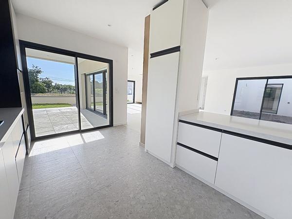 Maison contemporaine neuve à vendre à Juigné sur Loire - 4 chambres dont vie de plain-pied avec jardin et vue sur la campagne