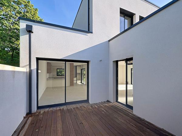 Maison contemporaine neuve à vendre à Juigné sur Loire - 4 chambres dont vie de plain-pied avec jardin et vue sur la campagne