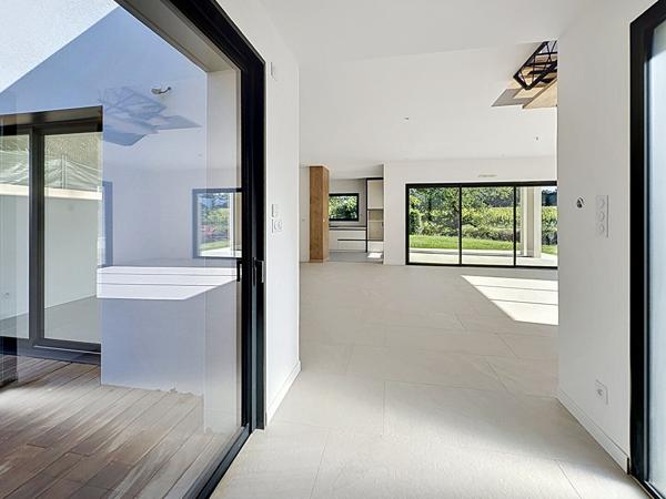 Maison contemporaine neuve à vendre à Juigné sur Loire - 4 chambres dont vie de plain-pied avec jardin et vue sur la campagne